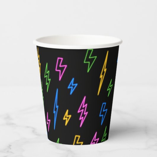 Farbenfrohe 80er Jahre Retro Neon Blitze Muster Pappbecher (Vorderseite)