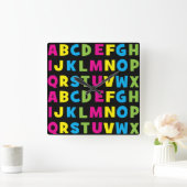 Farbenfrohe Alphabet A bis Z Quadratische Wanduhr (Zuhause)