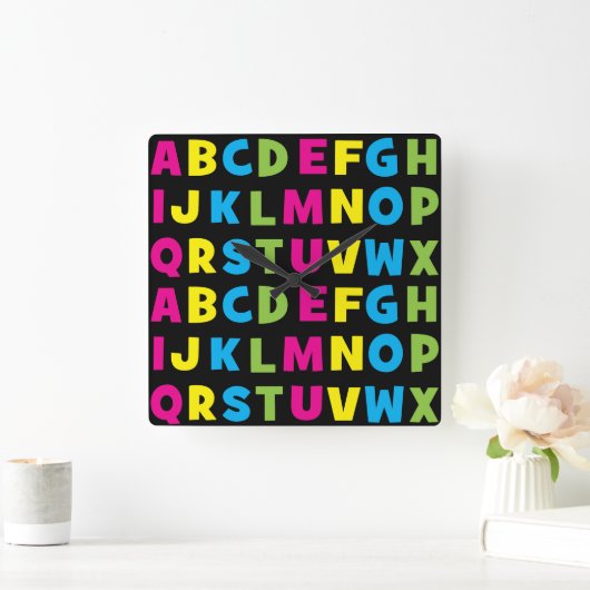 Farbenfrohe Alphabet A bis Z Quadratische Wanduhr (Zuhause)