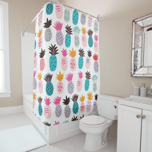 Farbenfrohe Ananas-Blätter, tropisches Doodle. Duschvorhang (Beispiel)