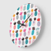 Farbenfrohe Ananas-Blätter, tropisches Doodle. Große Wanduhr (Winkel)
