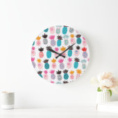 Farbenfrohe Ananas-Blätter, tropisches Doodle. Große Wanduhr (Zuhause)