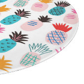 Farbenfrohe Ananas-Blätter, tropisches Doodle. Schneidebrett (Ecke)
