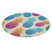 Farbenfrohe Ananas hellgelber Hintergrund Schneidebrett (Ecke)