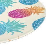 Farbenfrohe Ananas hellgelber Hintergrund Schneidebrett (Ecke)