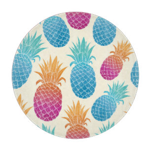Farbenfrohe Ananas hellgelber Hintergrund Schneidebrett