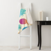 Farbenfrohe Ananas hellgelber Hintergrund Sherpadecke (Beispiel)