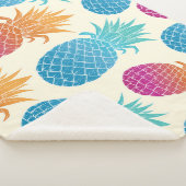 Farbenfrohe Ananas hellgelber Hintergrund Sherpadecke (3/4)