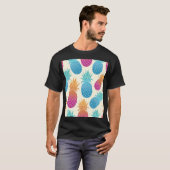 Farbenfrohe Ananas hellgelber Hintergrund T-Shirt (Vorne ganz)