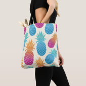 Farbenfrohe Ananas hellgelber Hintergrund Tasche (Von Nahem)