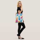 Farbenfrohe Ananas hellgelber Hintergrund Tasche (Am Model)