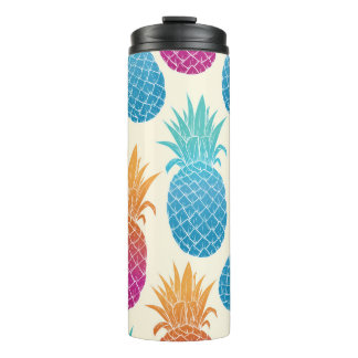 Farbenfrohe Ananas hellgelber Hintergrund Thermosbecher