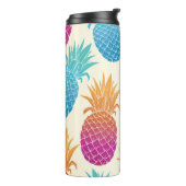 Farbenfrohe Ananas hellgelber Hintergrund Thermosbecher (Nach links gedreht)