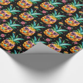 Farbenfrohe Ananas in Sommergläsern Muster Geschenkpapier (Ecke)