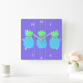 Farbenfrohe Ananas-Uhr an blauen Streifen Quadratische Wanduhr (Zuhause)