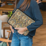 Farbenfrohe antike Imitate Tapisserie Blumenmuster Laptopschutzhülle<br><div class="desc">Behalt dein neues elektronisches Gerät sicher vor Stößen und Kratzern mit dieser schützenden Handydose, die mit einem klassischen, zeitgenössischen, farbenfrohen Tapisserie-Stoff mit Blumenmuster-Design. Schönes, modernes und cooles Cover für den Trend-erfahrenen und kunstliebenden angesagten Trendsetter, Vintager Retro-Look-Stil motif Liebhaber, der will, ihr Handy vor Staub und Schmutz, Abnutzung und Tränen zu...</div>