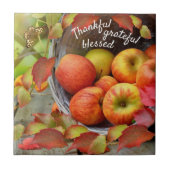 Farbenfrohe Apfelkörbe und Herbstlaube. Fliese (Vorderseite)