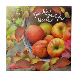 Farbenfrohe Apfelkörbe und Herbstlaube. Fliese