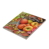 Farbenfrohe Apfelkörbe und Herbstlaube. Fliese (Seite)