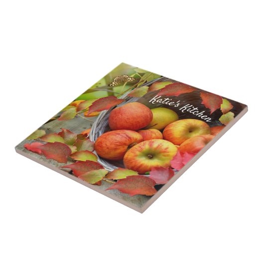 Farbenfrohe Apfelkörbe und Herbstlaube. Gestalted Fliese (Seite)