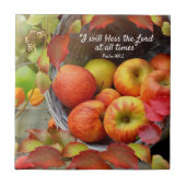 Farbenfrohe Apfelkörbe und Herbstlaube. Gestalted Fliese (Vorderseite)