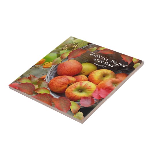 Farbenfrohe Apfelkörbe und Herbstlaube. Gestalted Fliese (Seite)