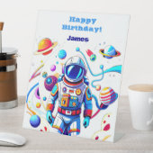 Farbenfrohe Astronauten und Univers in kühlen Farb Sockelschild (In Situ)