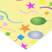 Farbenfrohe Ballons und Streamer auf YELLOW Tischdecke (Schrägansicht)