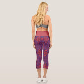 Farbenfrohe Batik Rot & Lila Abstract Capri Leggings (Rückseite)