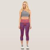 Farbenfrohe Batik Rot & Lila Abstract Capri Leggings (Vorderseite)