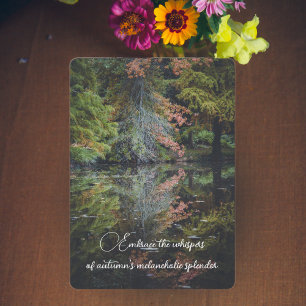 Farbenfrohe Bäume, die auf das ruhige Wasser refle Feiertagskarte