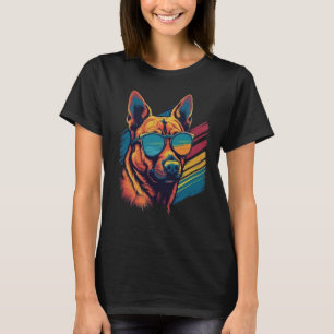 Farbenfrohe belgische Malinois mit Sonnenbrille T-Shirt