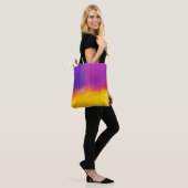 Farbenfrohe bemalte Leinwand als Hintergrund. Kuns Tasche (Am Model)