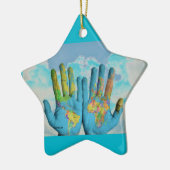 Farbenfrohe bemalte Weltkarte in Handarbeit, Art F Keramik Ornament (Links)