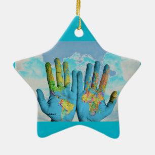 Farbenfrohe bemalte Weltkarte in Handarbeit, Art F Keramik Ornament