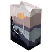 Farbenfrohe Berglandschaft Mittlere Geschenktüte (Rückseite Schrägansicht)