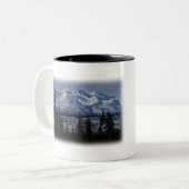 farbenfrohe Bergschneeszene Zweifarbige Tasse (Vorderseite Links)