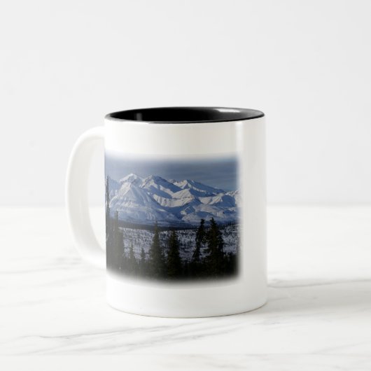 farbenfrohe Bergschneeszene Zweifarbige Tasse (Vorderseite Links)