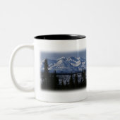 farbenfrohe Bergschneeszene Zweifarbige Tasse (Links)