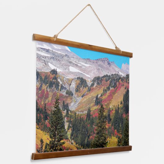 Farbenfrohe Bergwelt Wandteppich Mit Holzrahmen (Gewinkelt)