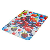 Farbenfrohe Berry Fiesta Design Badematte (Schrägansicht)
