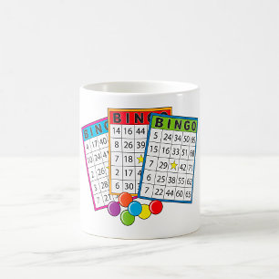 Farbenfrohe Bingo-Spielkarten mit Chips Kaffeetasse