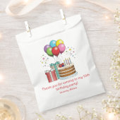Farbenfrohe Birthday Balloons mit Kuchen und Gesch Geschenktütchen (Ausgeschnitten)