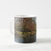 Farbenfrohe Blätter fallen Reflektionen über den H Kaffeetasse (Vorderseite Links)
