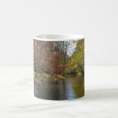 Farbenfrohe Blätter fallen Reflektionen über den H Kaffeetasse (Mittel)