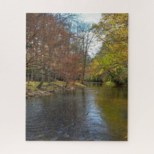 Farbenfrohe Blätter fallen Reflektionen über den H Puzzle (Vertikal)