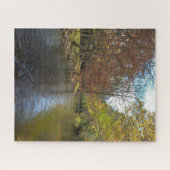 Farbenfrohe Blätter fallen Reflektionen über den H Puzzle (Horizontal)