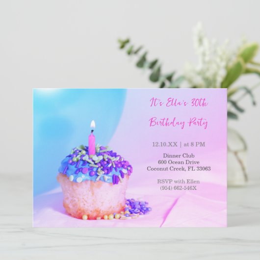 Farbenfrohe blaue Cupcake farbenfroh 30. Geburtsta Einladung (Stehend Vorderseite)