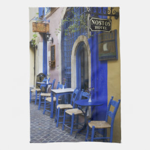 Farbenfrohe blaue Türe und Platz zum alten Hotel  Geschirrtuch