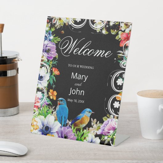 Farbenfrohe blaue Vögel und botanische Blumenhochz Sockelschild (In SItu)